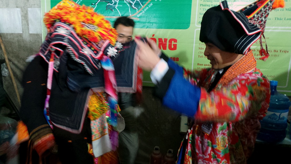 Lễ đón dâu trên đỉnh Mẫu Sơn buốt giá - 10 Hai người lần lượt được cho uống 2 chén rượu.