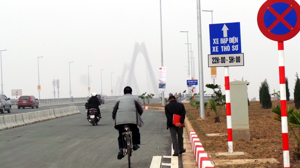 Xử nghiêm người đỗ xe, chụp ảnh trên cầu Nhật Tân - 5 Đôi bạn già ôn lại những kỷ niệm thời chưa có cầu Nhật Tân.