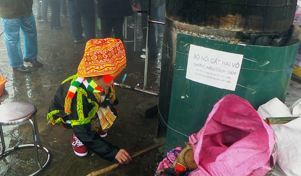 Rượu vừa nấu được rót mời du khách.