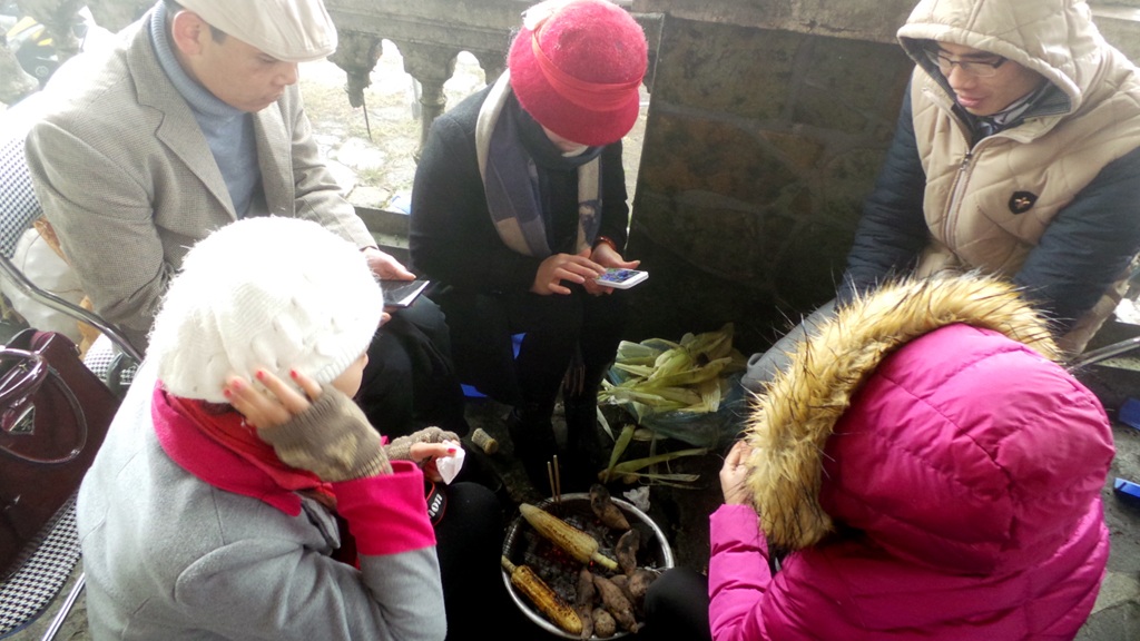 Hay quây quần bên bếp than để xua đi cái giá buốt của mùa đông.