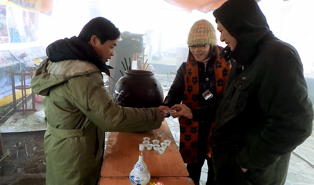 Mọi người cùng nâng chén, thưởng thức hương vị của Mẫu Sơn.