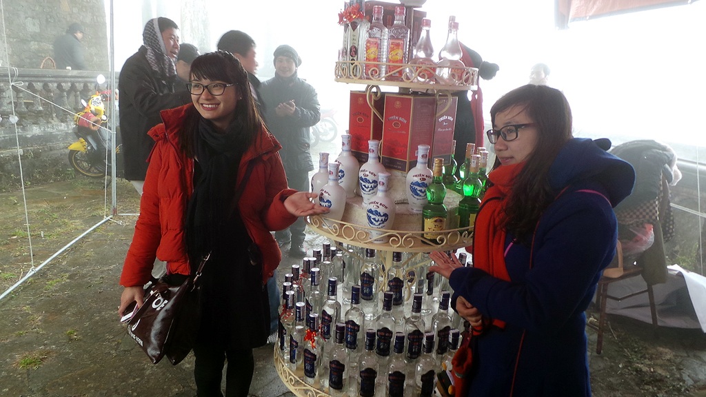 Các sản phẩm rượu Mẫu Sơn được trưng bày.