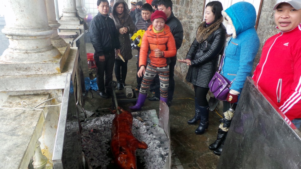 Lợn quay và các món ăn truyền thống của Lạng Sơn được trình diễn để du khách thưởng thức.