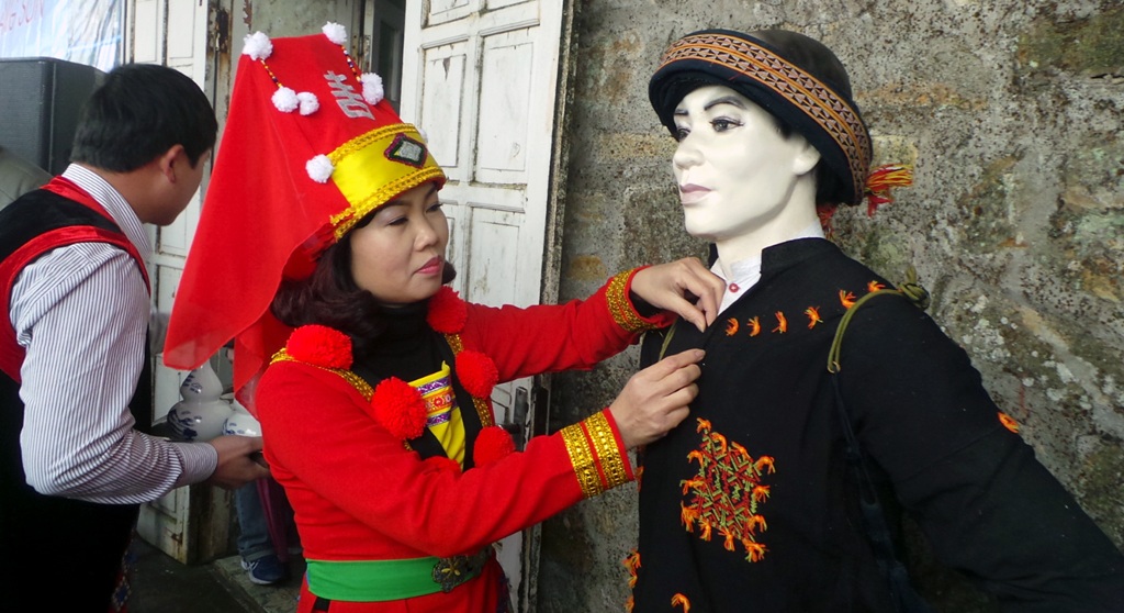 Trang phục truyền thống của các dân tộc tỉnh Lạng Sơn được trưng bày tại ngày hội.