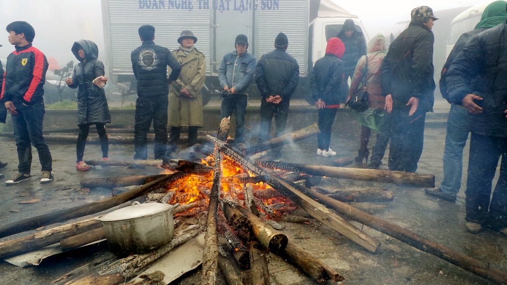 Vây quanh đống lửa trại.