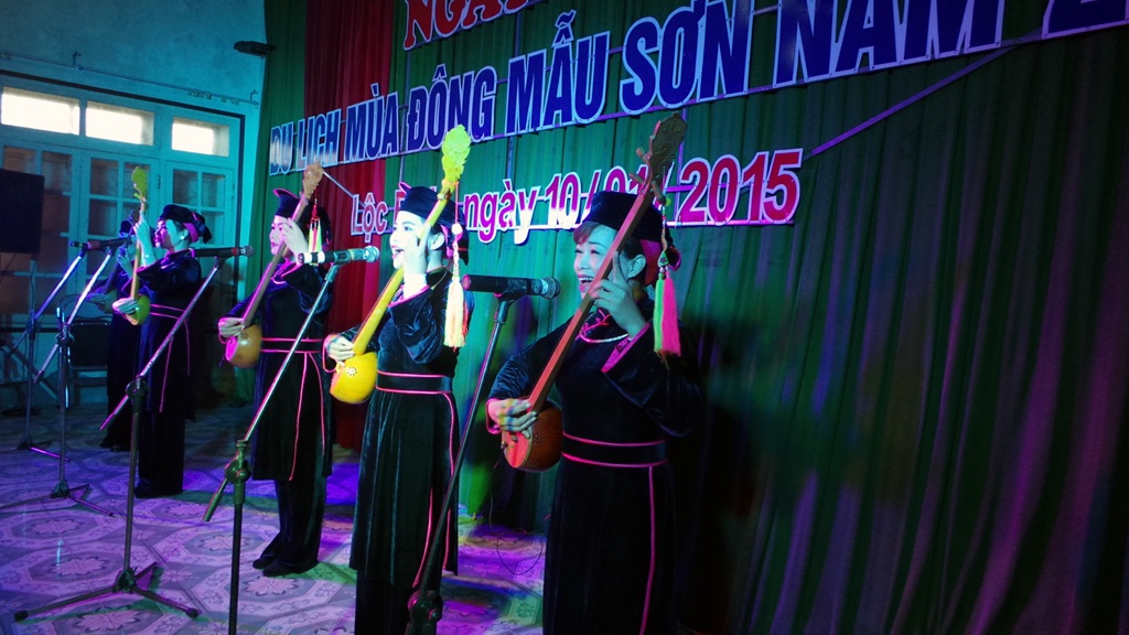 Ngày hội du lịch mùa đông đầu tiên được tổ chức trên đỉnh Mẫu Sơn quanh năm mây phủ.