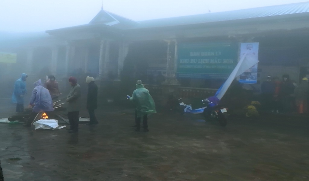 Ngày hội du lịch mùa đông đầu tiên được tổ chức trên đỉnh Mẫu Sơn quanh năm mây phủ.