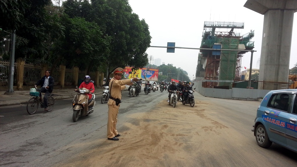 Hà Nội: Hàng loạt người “vồ ếch” vì đường trơn như bôi mỡ - 2 Lực lượng CSGT tổ chức phân luồng, hướng dẫn các phương tiện lưu thông qua khu vực trơn trượt.