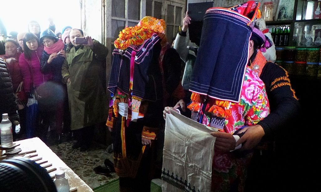 Tái hiện lễ đón dâu của người dân tộc Dao.