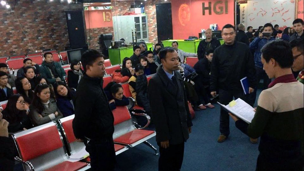 Vụ triệt phá sàn vàng ảo HGI: Bắt khẩn cấp 6 đối tượng - 1 Cơ quan điều tra đọc lệnh khám xét trụ sở Công ty HGI.