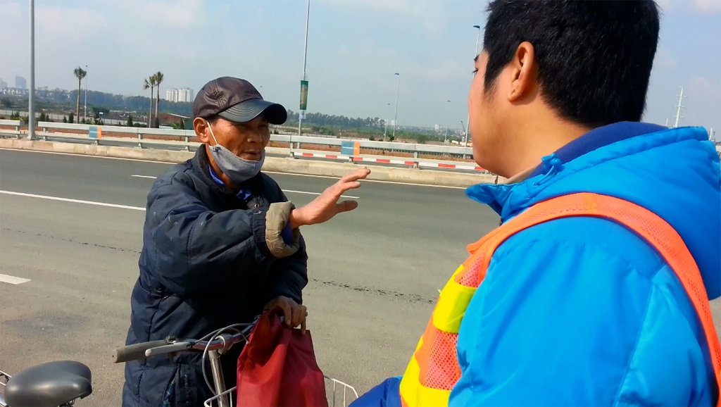 Xử phạt hàng chục trường hợp dừng đỗ xe trên cầu Nhật Tân - 1 Xử phạt hàng chục trường hợp dừng đỗ xe trên cầu Nhật Tân