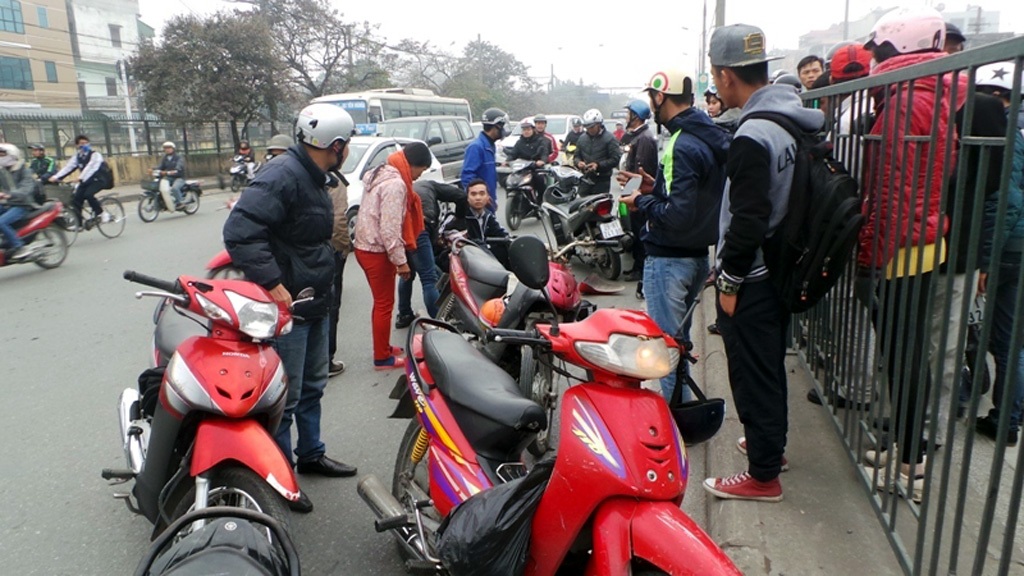 Hà Nội: Nam sinh viên dũng cảm rượt đuổi tên cướp - 1 Nhiều người đi đường xúm lại giữ tên cướp khi anh L. ép ngã đối tượng.