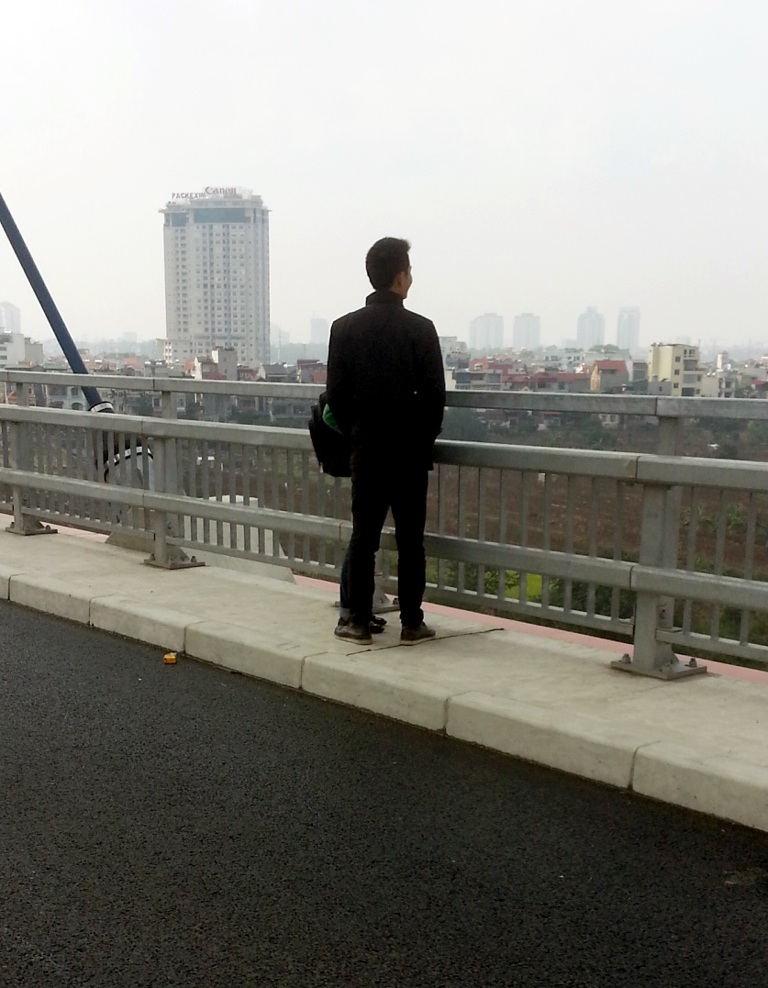 Xử phạt hàng chục trường hợp dừng đỗ xe trên cầu Nhật Tân - 3 Nhiều người vẫn bất chấp nguy hiểm, dừng xe trên cầu hay đi bộ lên cầu.