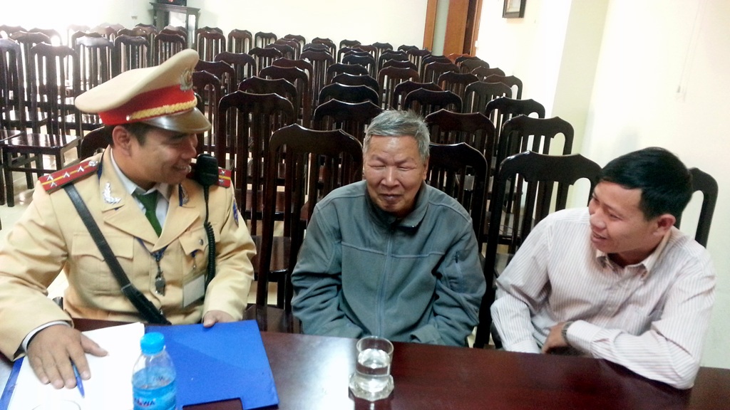 Hà Nội: Cảnh sát giao thông tìm nhà giúp cụ ông đi lạc - 2 Anh Nguyễn Trọng Quyền (phải) đến trụ sở Đội CSGT số 2 cung cấp thông tin về người đồng nghiệp cũ.