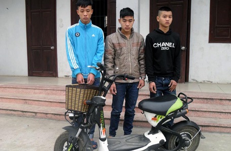 Ba đối tượng bị tạm giữ và tang vật của vụ án.