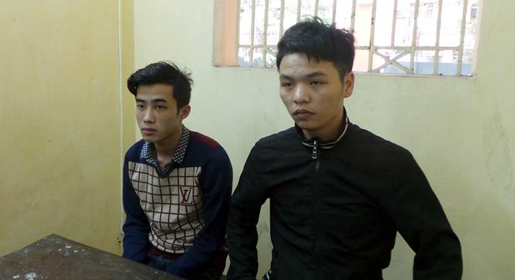 Hà Nội: Người phụ nữ ngoại quốc bị giật máy ảnh trên phố - 1 Hai đối tượng cướp giật bị cảnh sát bắt giữ.
