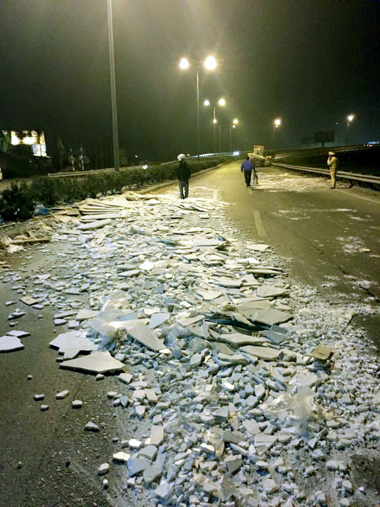 Đá rơi phủ kín mặt đường, CSGT "trắng đêm" dọn dẹp - 1 Đá phủ kín đường.