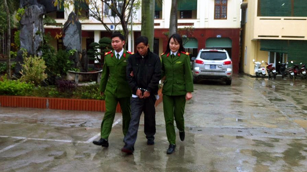 Hà Nội: Chủ nhà thuê xe tải trộm hàng của người thuê xưởng - 1 Bùi Văn Bình bị dẫn giải về Công an huyện Hoài Đức.