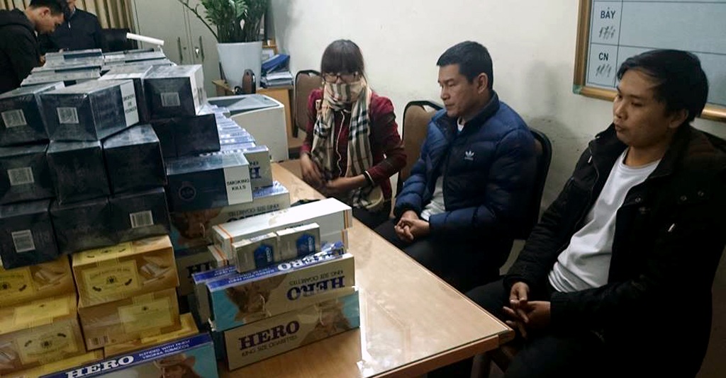 Hà Nội: Hai đối tượng bị bắt giữ vì buôn lậu thuốc lá - 1 Các đối liên quan và số thuốc lá lậu bị thu giữ.