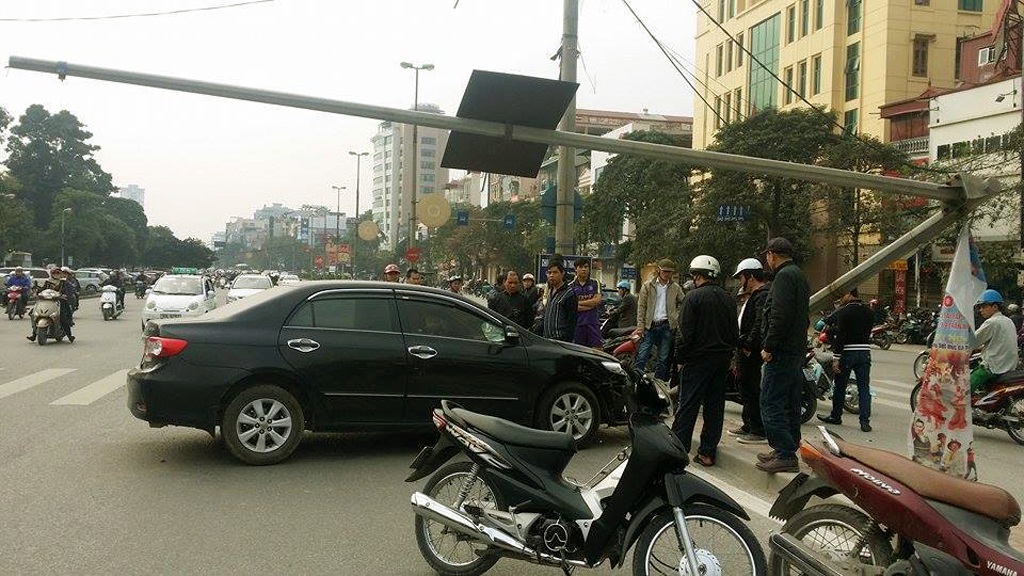 Chiếc xe đâm nghiêng cột biển báo rồi quay ngang ra đường.