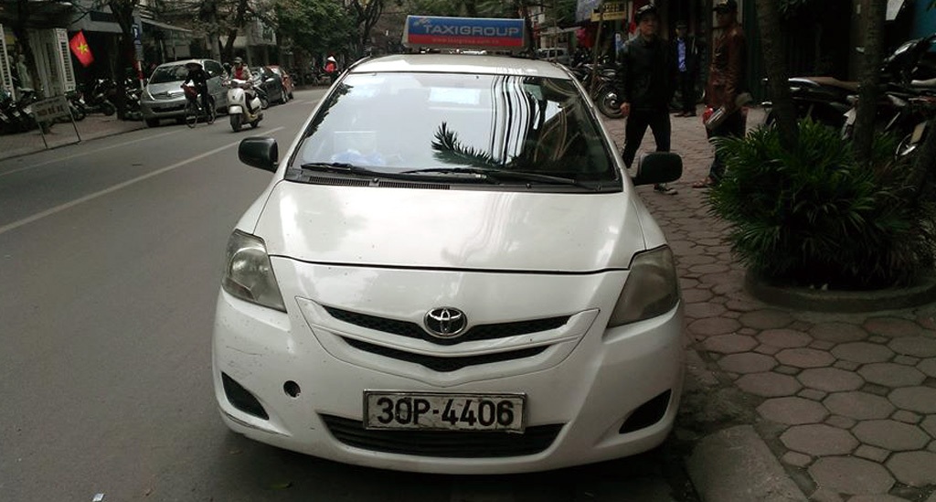 Hà Nội: Tài xế taxi hất cảnh sát lên nắp ca-pô - 1 Chiếc xe taxi bị đưa về trụ sở Công an phường Bùi Thị Xuân.