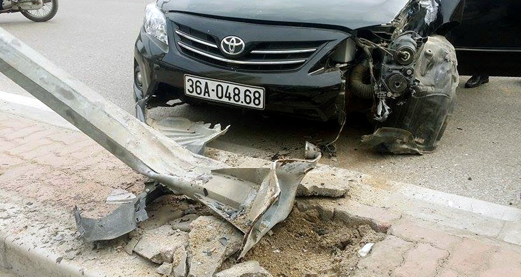 Chân cột biển báo gần như bật tung.