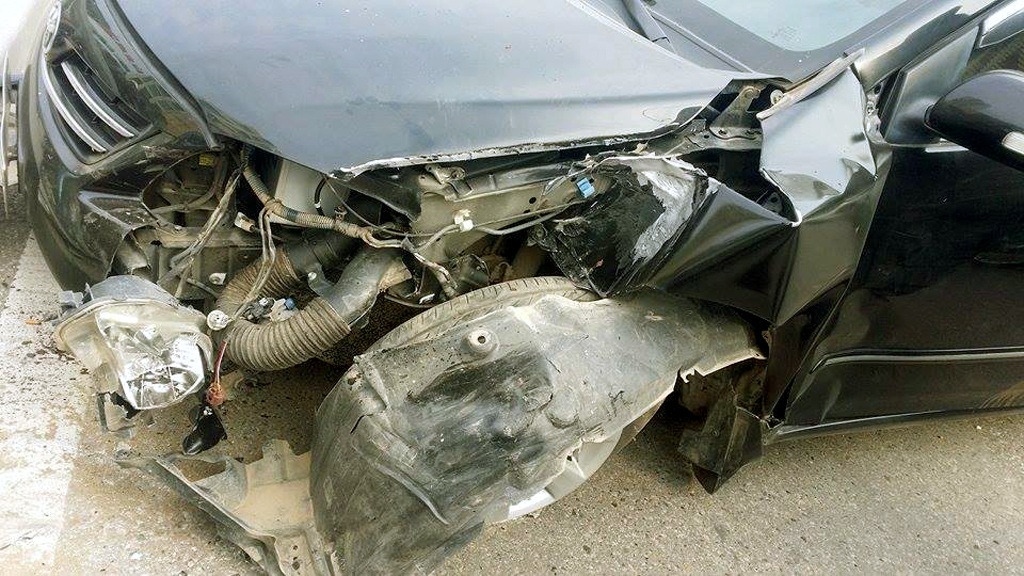 Đầu xe Toyota hư hỏng nặng.
