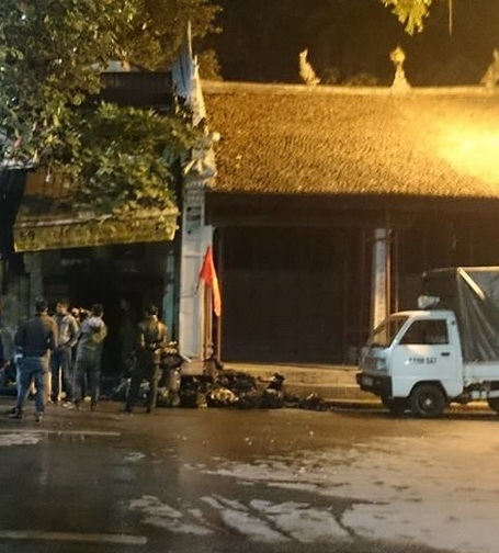 Hà Nội: Bà hỏa suýt "ghé thăm" đền Bà Kiệu - 1 Khu vực nơi xảy ra hỏa hoạn, ban đầu người dân lầm tưởng là đền Bà Kiệu bị cháy.