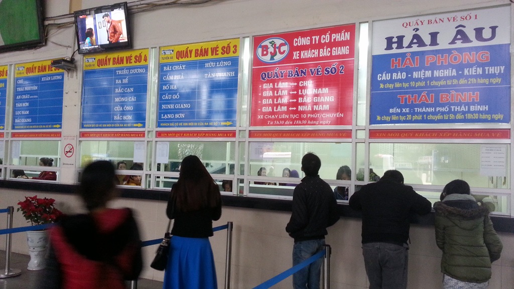 Hà Nội: Tăng cường xử lý nhà xe lượn lờ bắt khách - 1 Hà Nội: Tăng cường xử lý nhà xe lượn lờ bắt khách