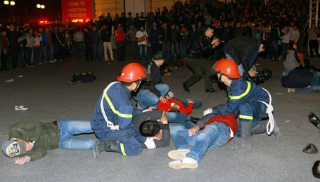 Diễn tập cứu nạn tình huống đám đông chen lấn, giẫm đạp - 1 Nhiều người bị đám đông xô đẩy, giẫm đạp.