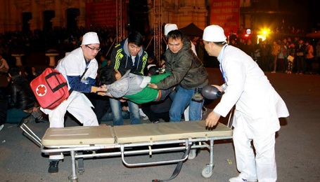 Diễn tập cứu nạn tình huống đám đông chen lấn, giẫm đạp - 3 Những người bị ngất được đưa đi cấp cứu.