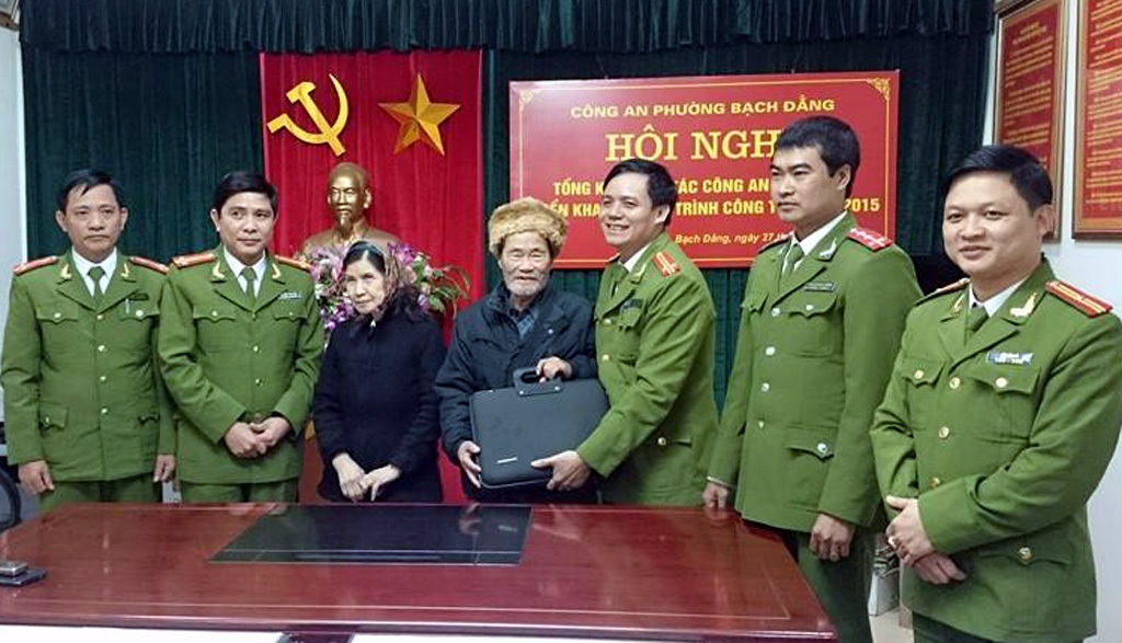 Đi khám bệnh, cụ già bỏ quên 30 triệu đồng ở bến xe buýt - 2 Công an phường Bạch Đằng trao lại tài sản cho vợ chồng cụ San.