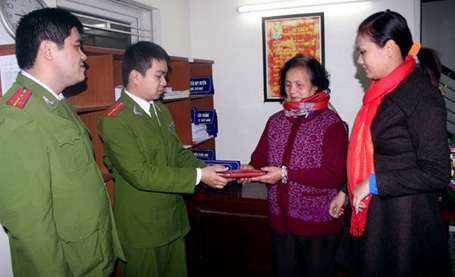 Nhặt được của rơi, Thiếu úy công an tìm cách trả lại cho người bị mất - 1 Công an phường Văn Quán trao trả tài sản cho người bị mất.
