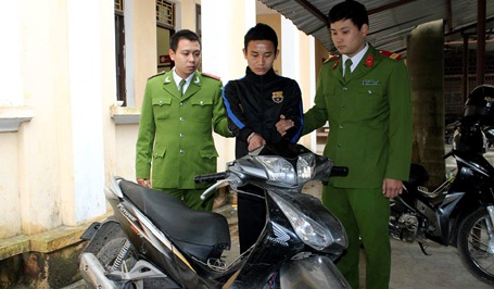 Hà Nội: Dùng búa đinh nện thẳng vào mặt lái xe ôm để cướp - 2 Chiếc xe Đức cướp được của người lái xe ôm.