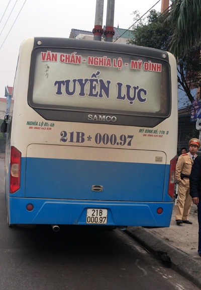 Hà Nội: Giật mình phát hiện rắn hổ mang chúa trên xe khách - 1 Chiếc xe khách chở cá thể rắn hổ mang chúa bị phát hiện.