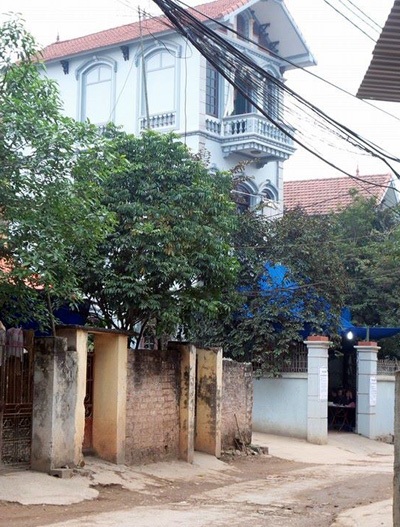 Ngôi nhà 3 tầng màu xanh, nơi xảy ra vụ việc.