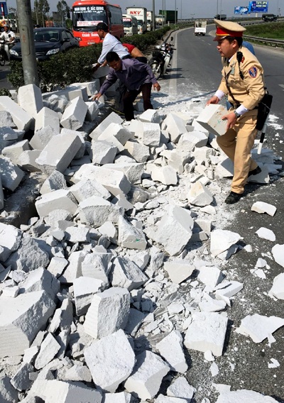 Các chiến sỹ CSGT cùng người dân dọn dẹp hiện trường, trả lại sự thông thoáng cho đoạn đường.