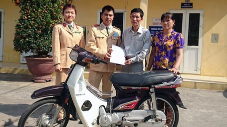 Các chiến sỹ Đội CSGT số 5 bàn giao chiếc xe cho bác Thuận và người thân.