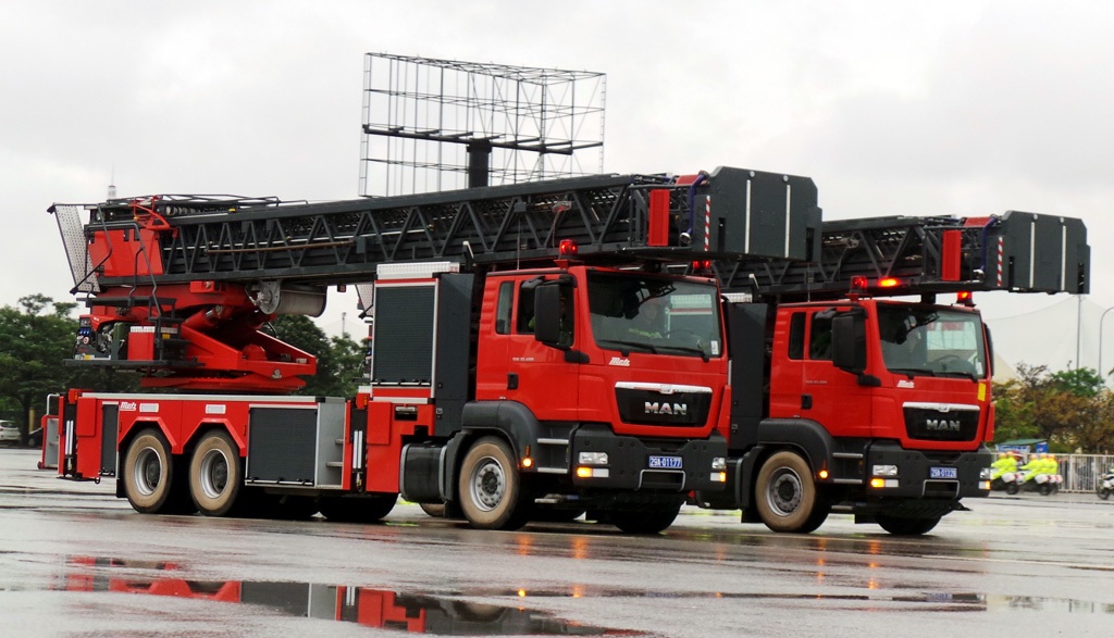 Công an Hà Nội giới thiệu dàn xe đặc chủng phục vụ IPU-132 - 10 Hai xe thang khủng.