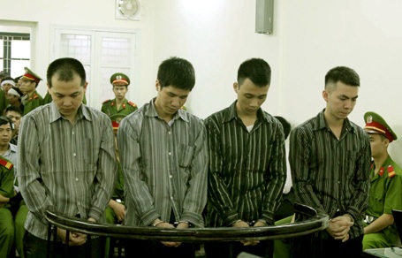 Hà Nội: Ngày mai, xử phúc thẩm 4 công an đánh chết người - 1 Bốn bị cáo trong phiên tòa sơ thẩm.