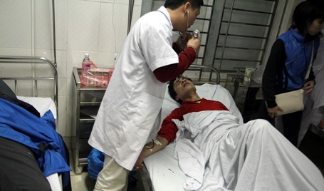 Các bác sỹ thăm khám cho bệnh nhân từ siêu thị Big C The Garden.