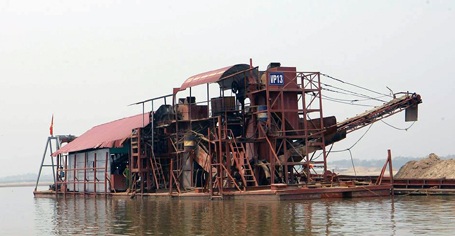 Hà Nội: Hơn 60 cảnh sát “tập kích” 4 tàu “cát tặc” trên sông Hồng - 1 Một tàu hút cát trái phép bị cảnh sát phát hiện.