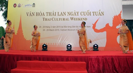 Điệu múa Nến hoa.