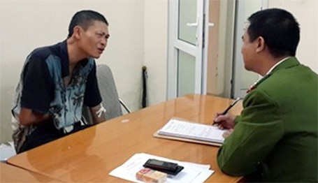 Hà Nội: Không rủ được bạn đi chơi, dùng dao khống chế vợ bạn - 1 Cơ quan công an lấy lời khai của đối tượng Thành. (Ảnh: CTV)