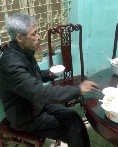 Tìm thân nhân người đàn ông nằm gục trên cao tốc - 1 Người đàn ông khai tên là Tĩnh được các chiến sỹ Đội CSGT số 8 đưa về đơn vị chăm sóc.
