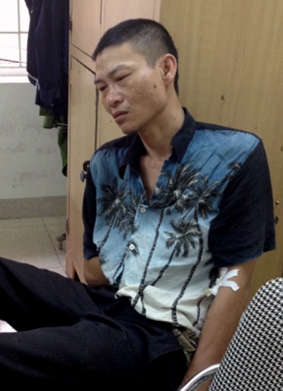 Đinh Hiếu Thành tại trụ sở công an.