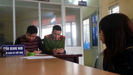 Dừng xe mua ổi dọc đường, cô gái trẻ bị “nẫng” mất máy tính - 1 Chị H. đến Công an phường Thịnh Liệt trình báo.