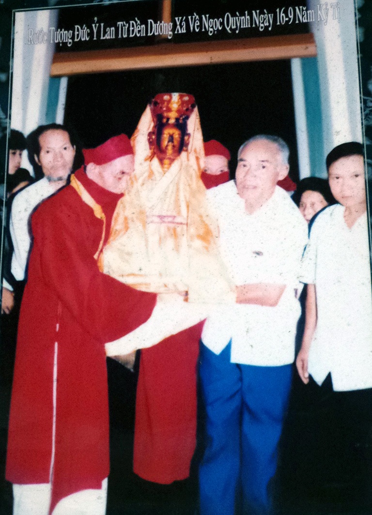 Về đền thờ Mẫu Nguyên phi Ỷ Lan tại nguyên quán - 8 Hình ảnh lễ rước tượng Mẫu Nguyên phi Ỷ Lan được ghi lại, trưng bày tại đền Ghênh.
