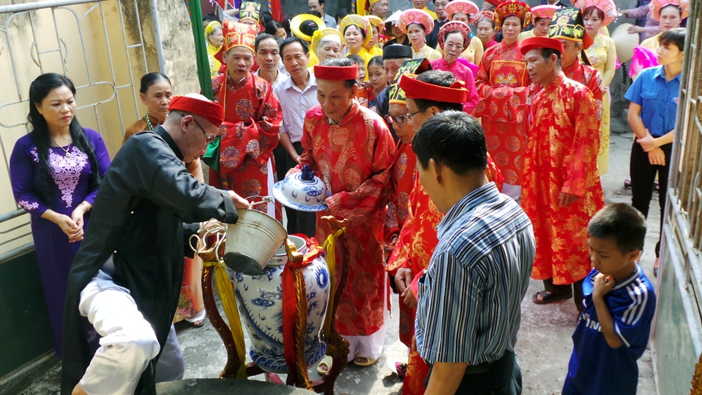 Về đền thờ Mẫu Nguyên phi Ỷ Lan tại nguyên quán - 13 Nước được lấy từ giếng cổ, đem về đền để dùng vào việc cúng bái trong dịp lễ.