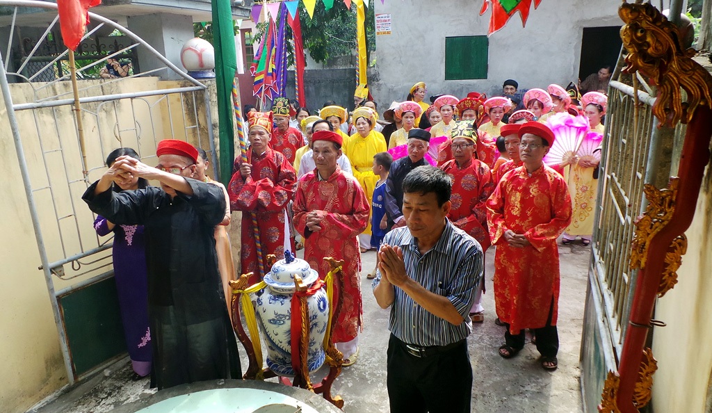 Về đền thờ Mẫu Nguyên phi Ỷ Lan tại nguyên quán - 12 Nước được lấy từ giếng cổ, đem về đền để dùng vào việc cúng bái trong dịp lễ.